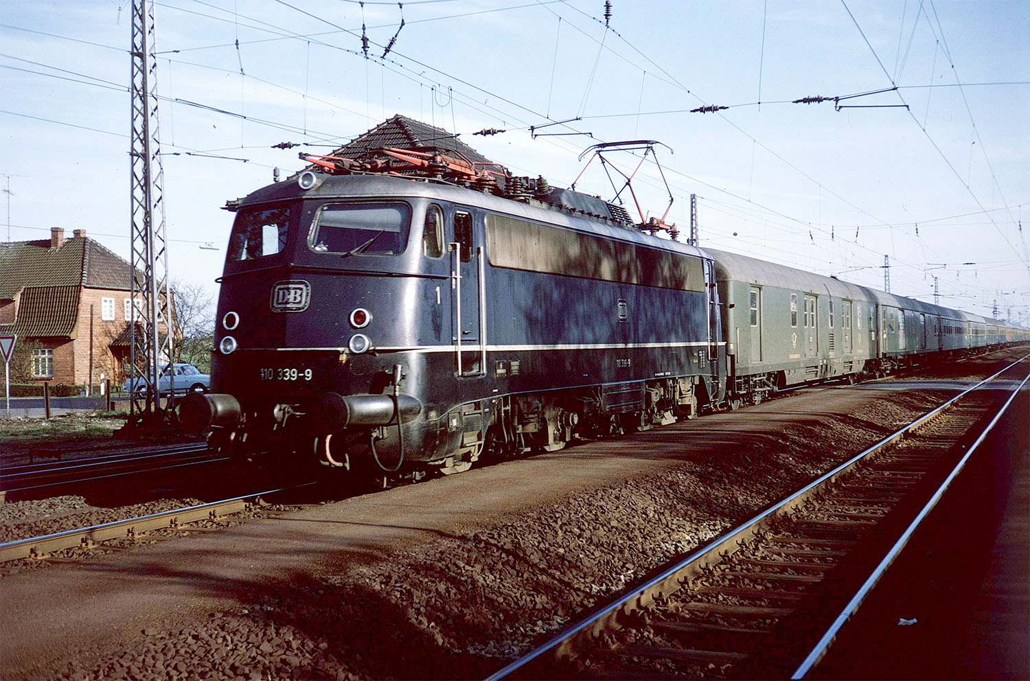 E 587 bei seiner Einfahrt in den Bahnhof Eystrup