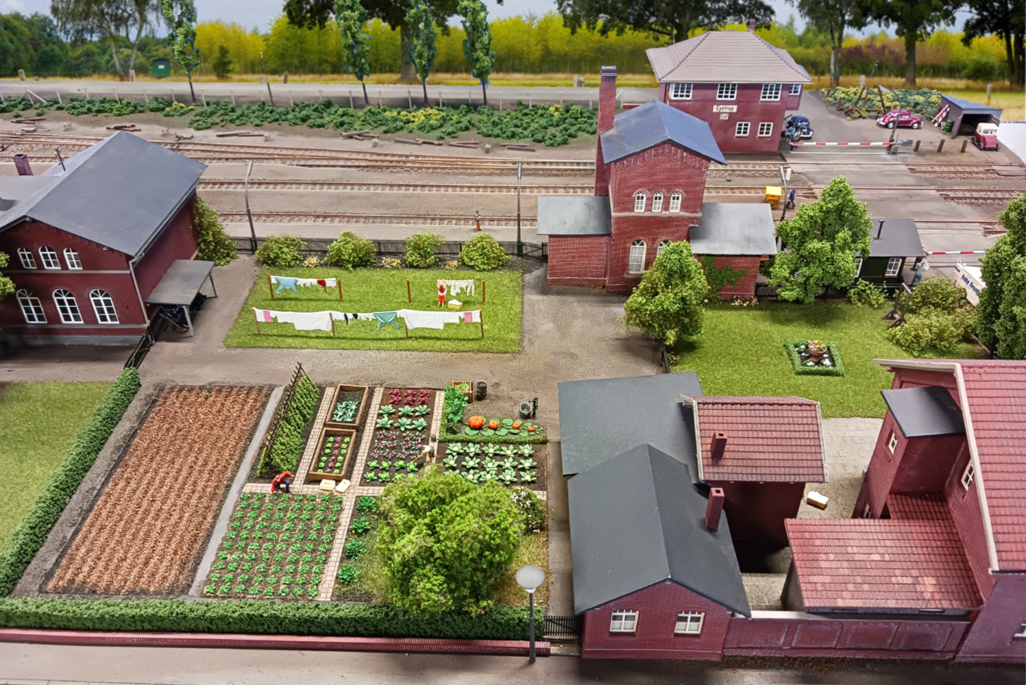 Dieser Modulteil zeigt die ehemalige Bahnmeisterei und das Bahnmeisterwohnhaus. In der Nachkriegszeit würde auf dem Grundstück noch Gemüse zur Eigenversorgung angebaut.