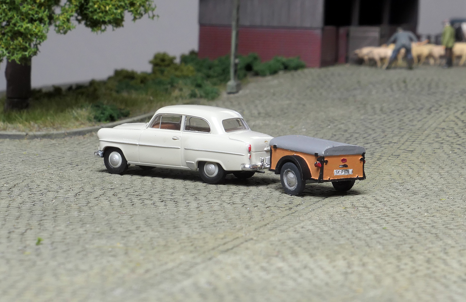 Ein fertiges Modell hinter einem Opel Olympia