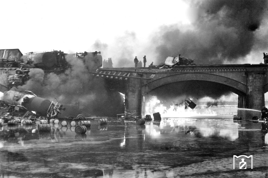 Am 11. Januar 1955 um 5.30 Uhr entgleiste ein beladener Kesselwagenzug auf der Allerbrücke  zwischen den Bahnhöfen Wahnebergen und Verden.  Der Direktionsfotograf der BD Hannover schoß dabei dieses spektakuläre Bild der brennenden Aller. Foto: Hans Berkowski