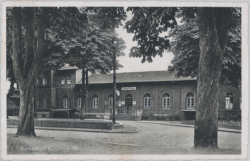 Stationsgebäude von der Straßenseite, ebenfalls auf einer Ansichtskarte aus den 30er Jahren