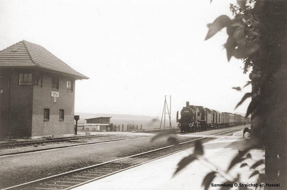 Eine pr. P8, Baureihe 38 mit einem Güterzug bei der Einfahrt in den Bahnhof Eystrup