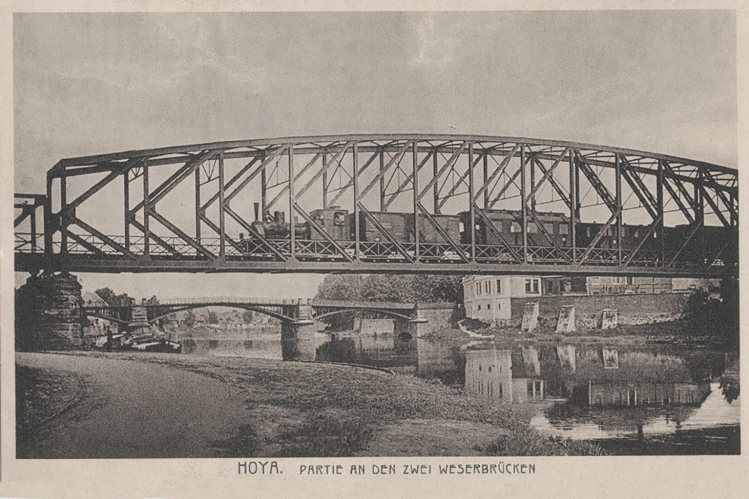 Am Morgen des 07. April 1945 wurden die Straßen- und Eisenbahnbrücke über die Weser in Hoya von deutschen Soldaten gesprengt. 