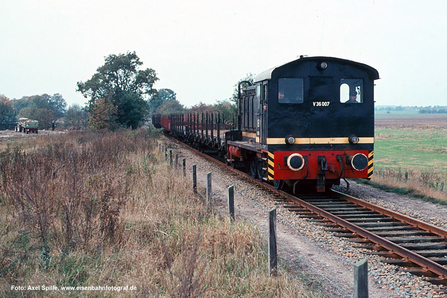 V36 007 am 27.10.1982 mit ihrem Güterzug kurz vor dem Ortseingang Hassel aus Richtung Hoya kommend.
