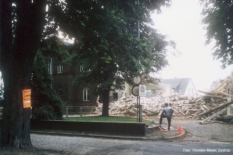 Die Reste des alten Empfangesgebäudes werden abgerissen
