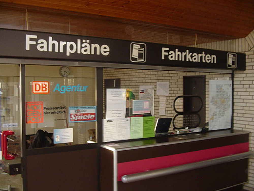 Die Fahrkartenausgabe im neuen Bahnhofsgebäude